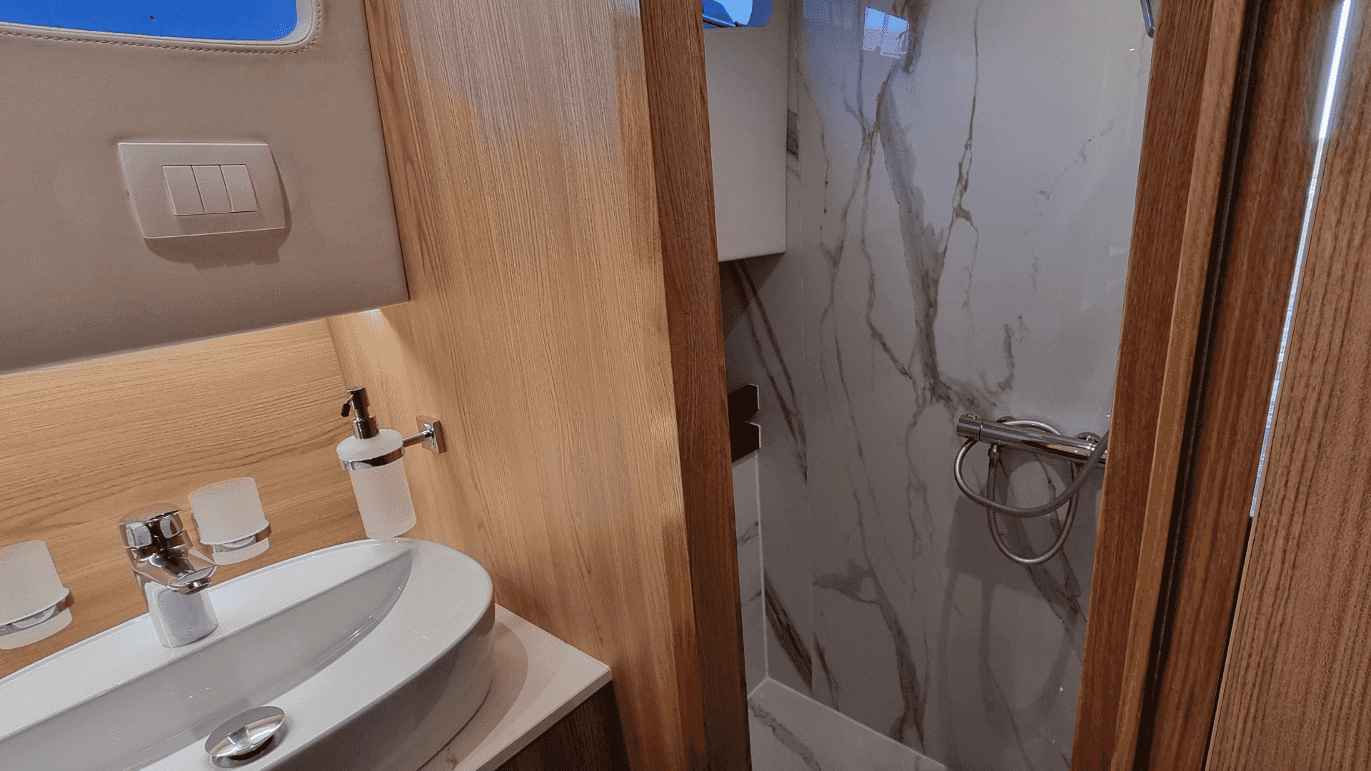 Monachus Issa 45 fly - View 10