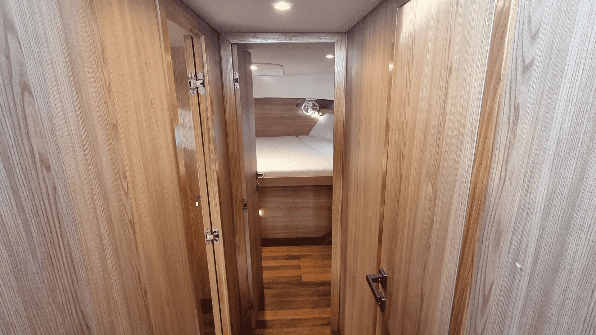 Monachus Issa 45 fly - View 13