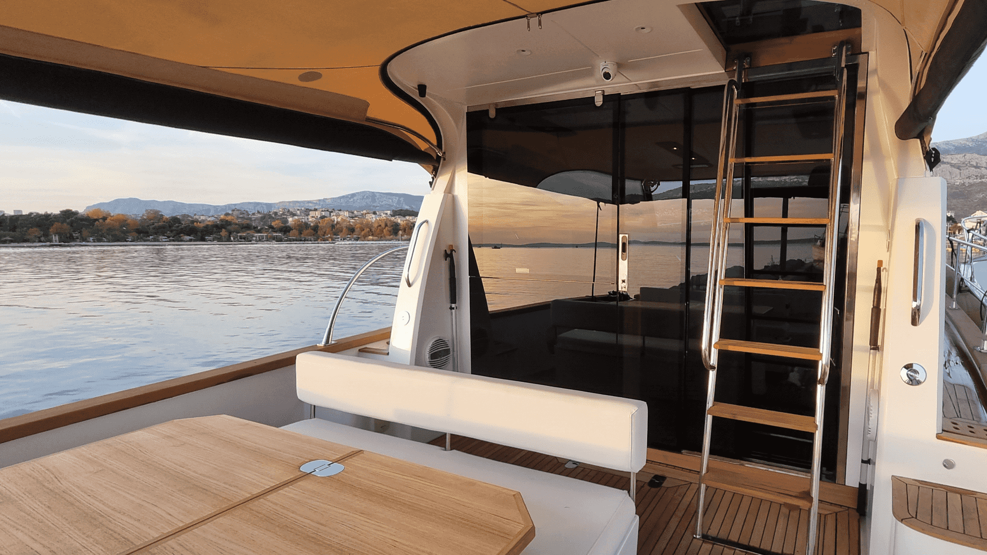 Monachus Issa 45 fly - View 4