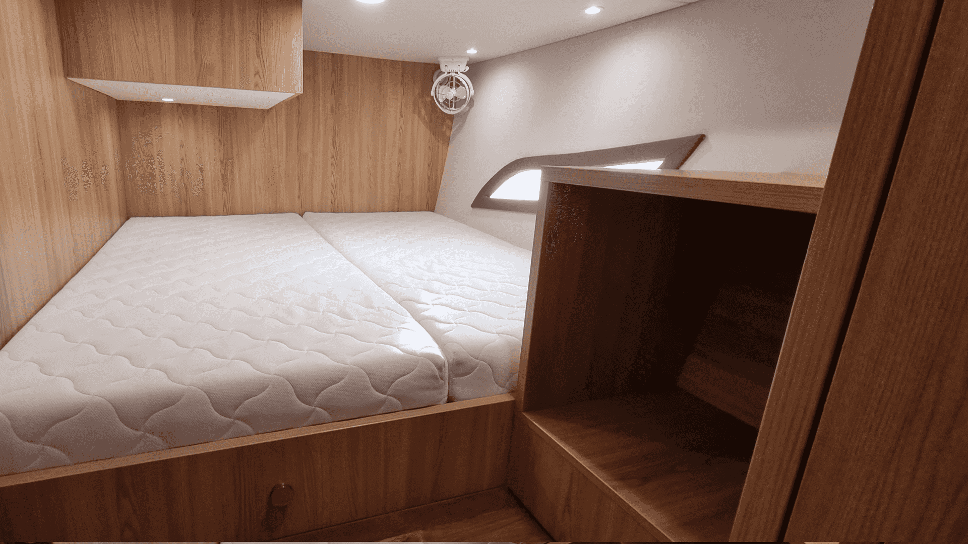 Monachus Issa 45 fly - View 9