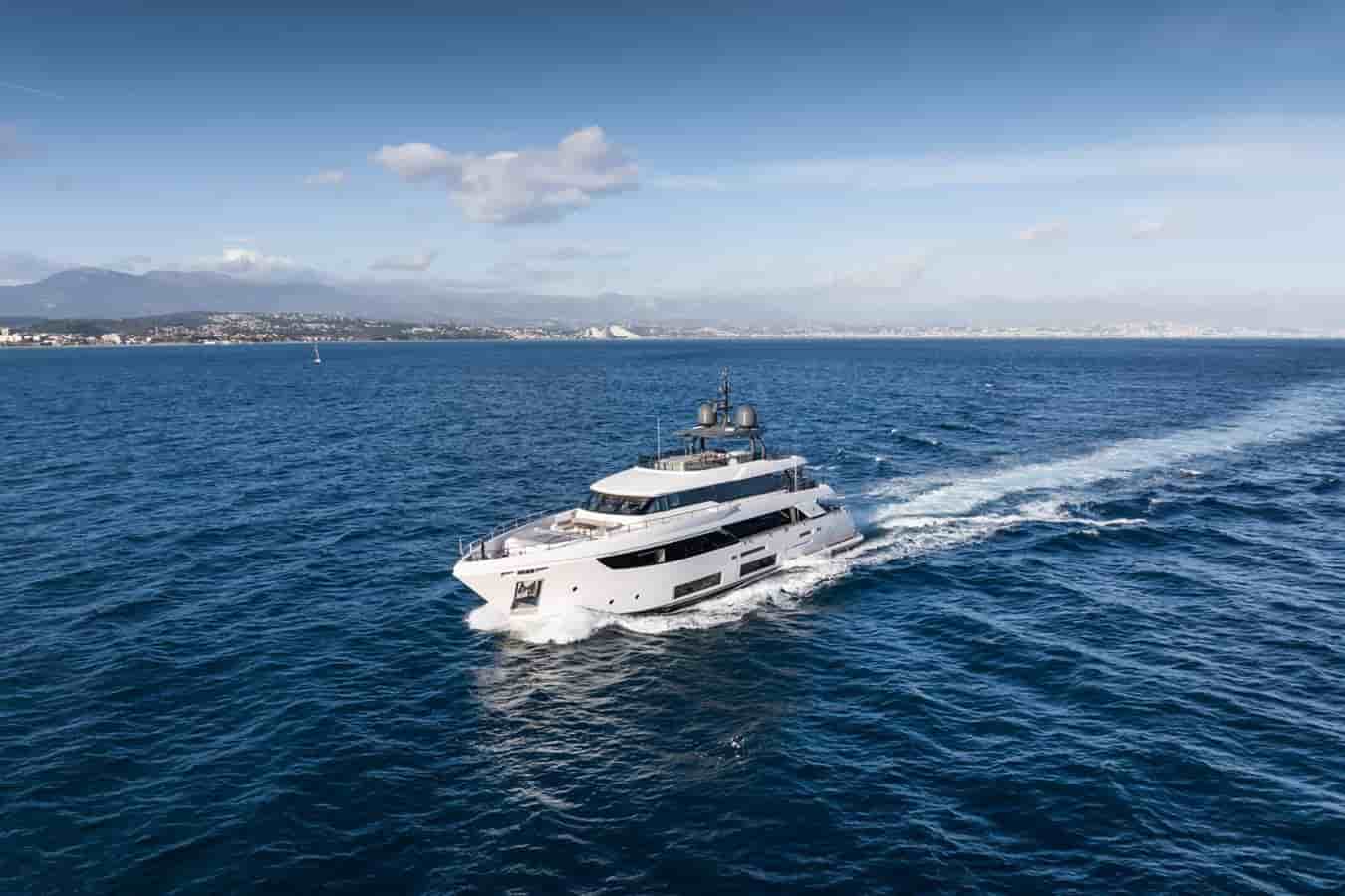 Custom Line Ferretti group Custom line Navetta 33 - View 1