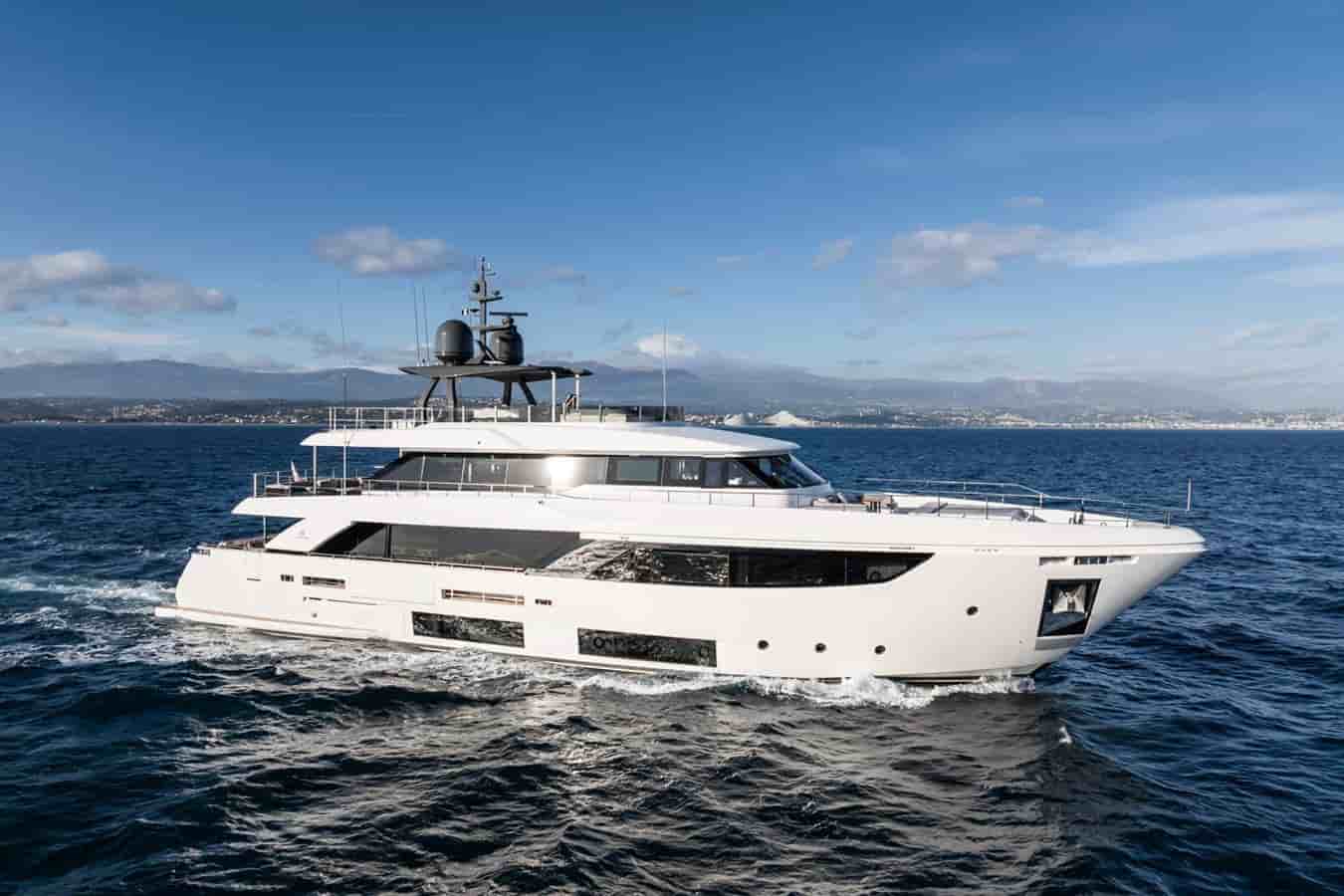 Custom Line Ferretti group Custom line Navetta 33 - View 2
