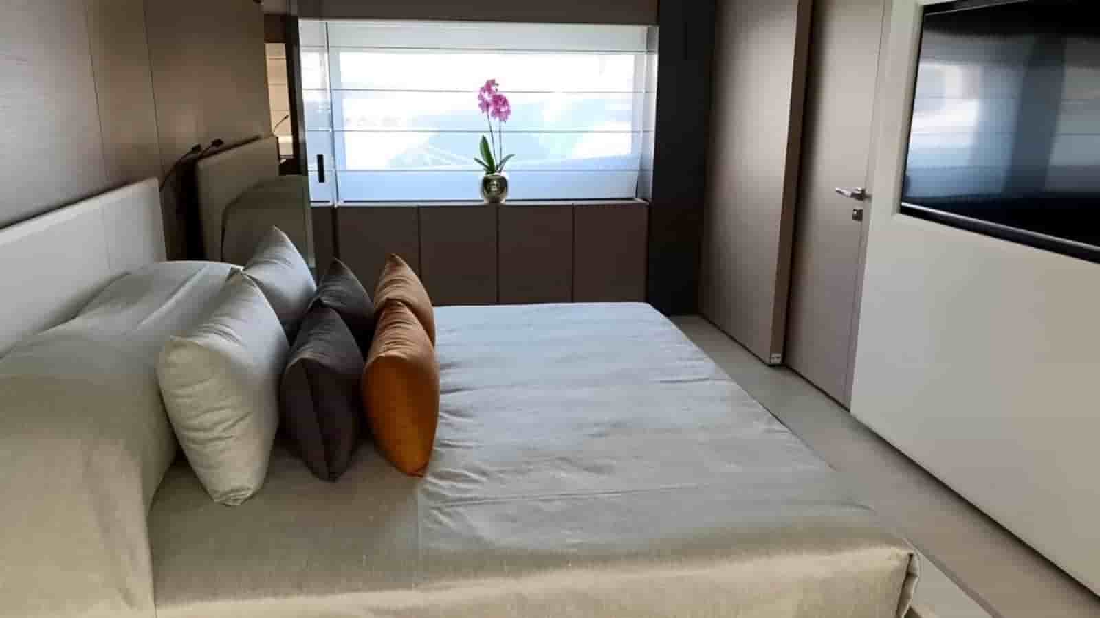 Ferretti Custom Line Custom Line navetta 33 - View 2