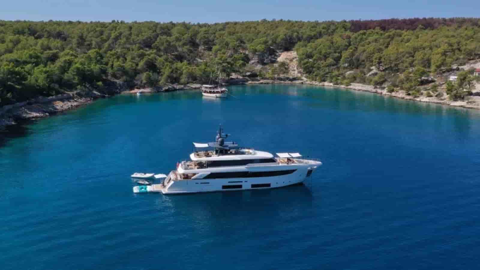 Ferretti Custom Line Custom Line Navetta 33 - View 1