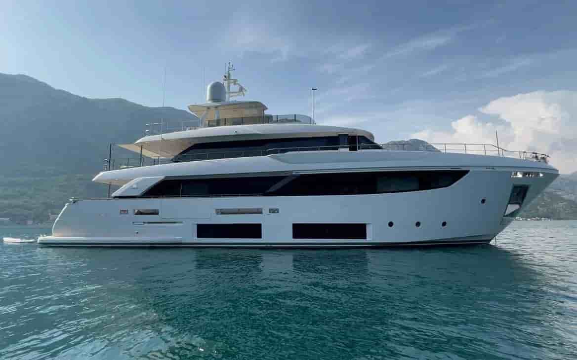 Ferretti Custom Line Custom Line Navetta 33 - View 2