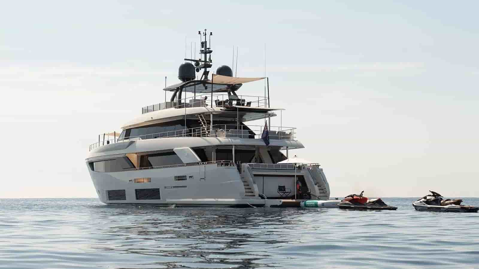 Ferretti Custom Line Custom Line Navetta 33 - View 4
