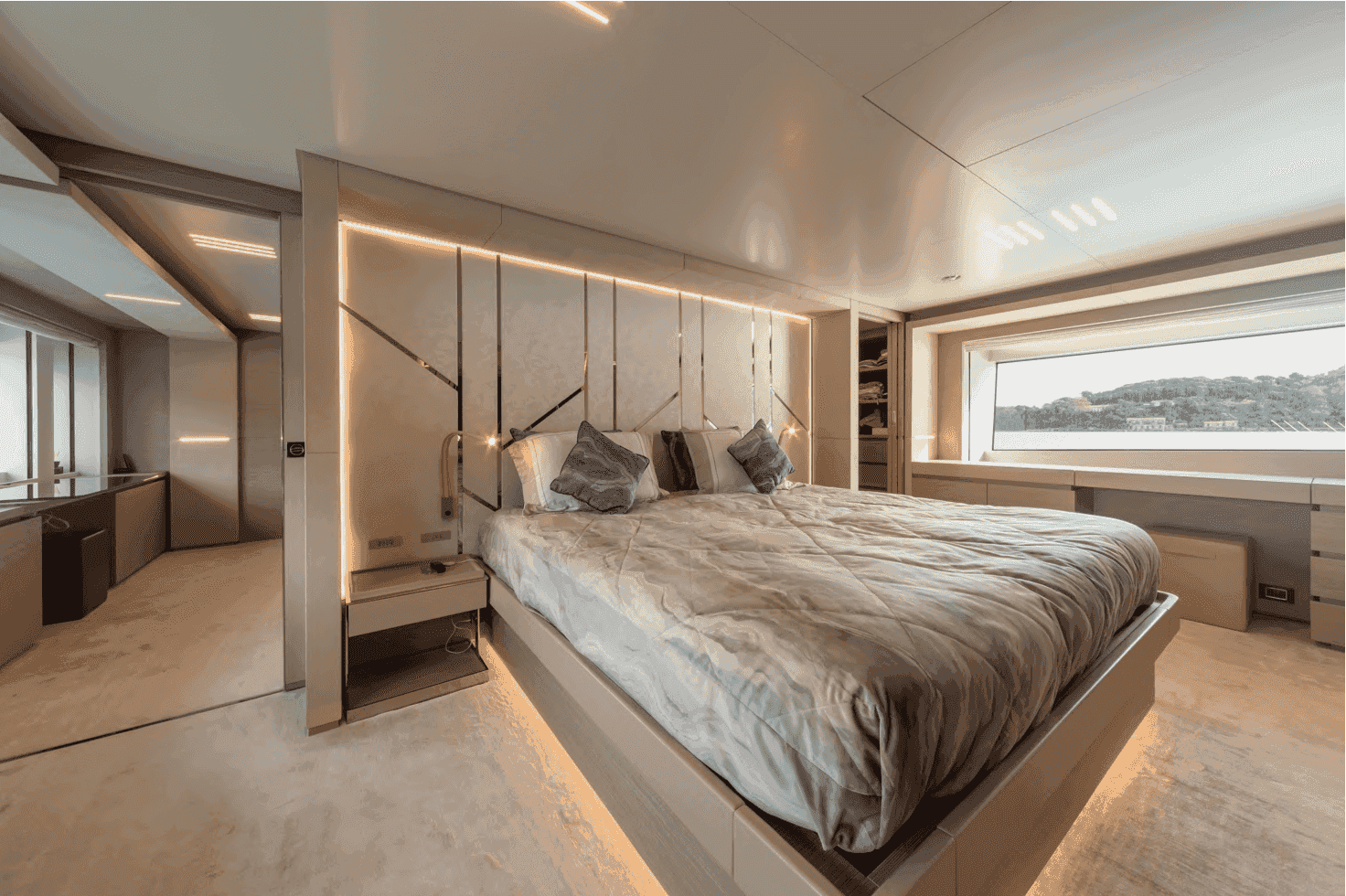 Ferretti Custom Line Custom Line 37 M Navetta - View 21