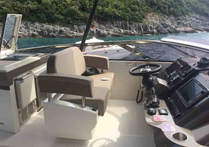 Marquis 630 Sport Yacht - View 10