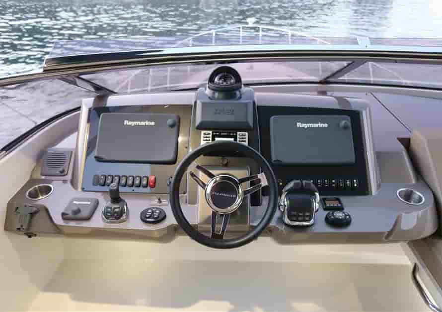 Marquis 630 Sport Yacht - View 11