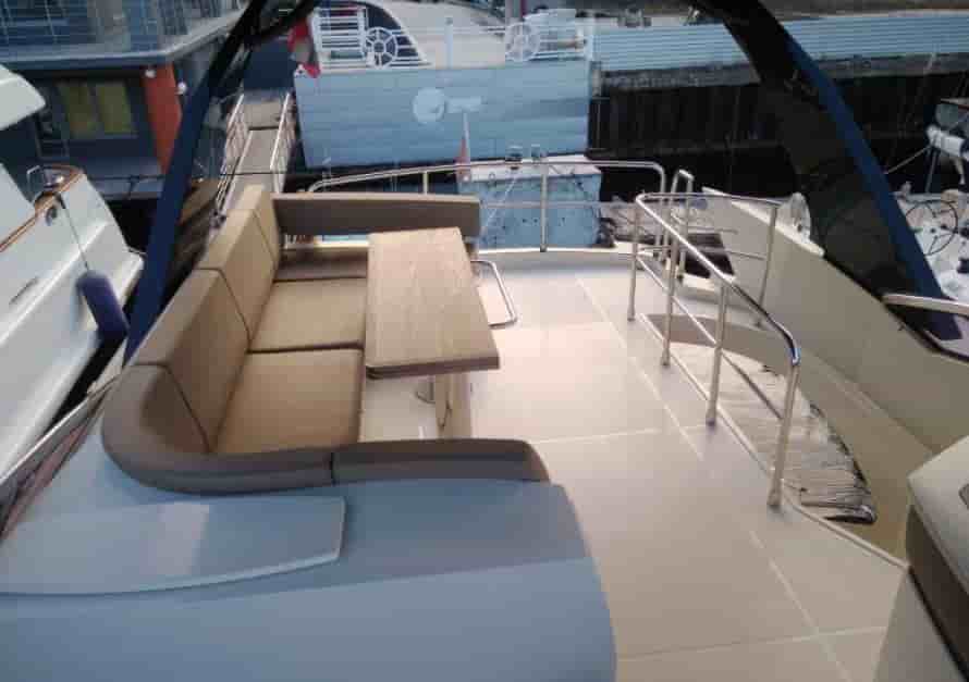 Marquis 630 Sport Yacht - View 9