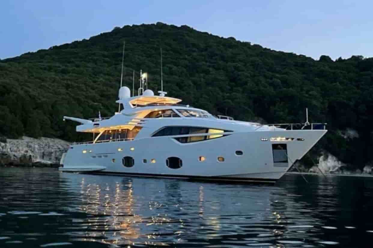 Custom Line 100 - View 3