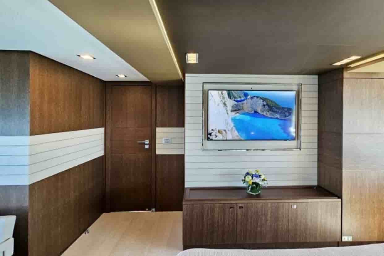 Custom Line 100 - View 30