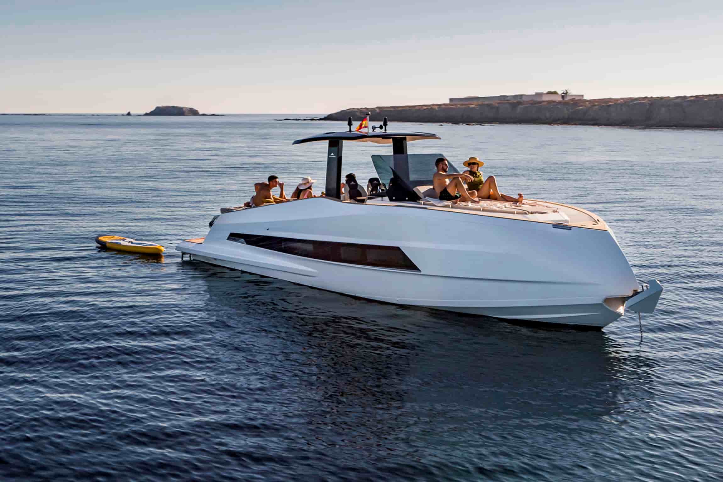 Astondoa 377 Coupe - View 1