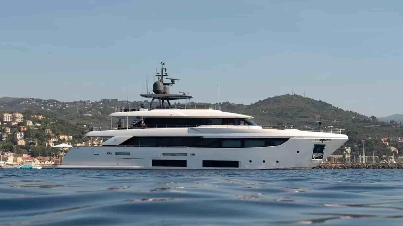 Ferretti Custom Line Navetta 33 - View 1