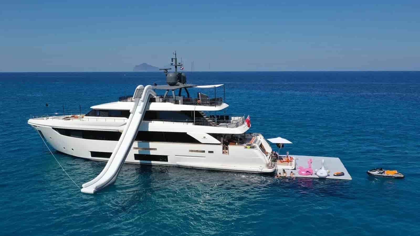 Ferretti Custom Line Navetta 33 - View 11