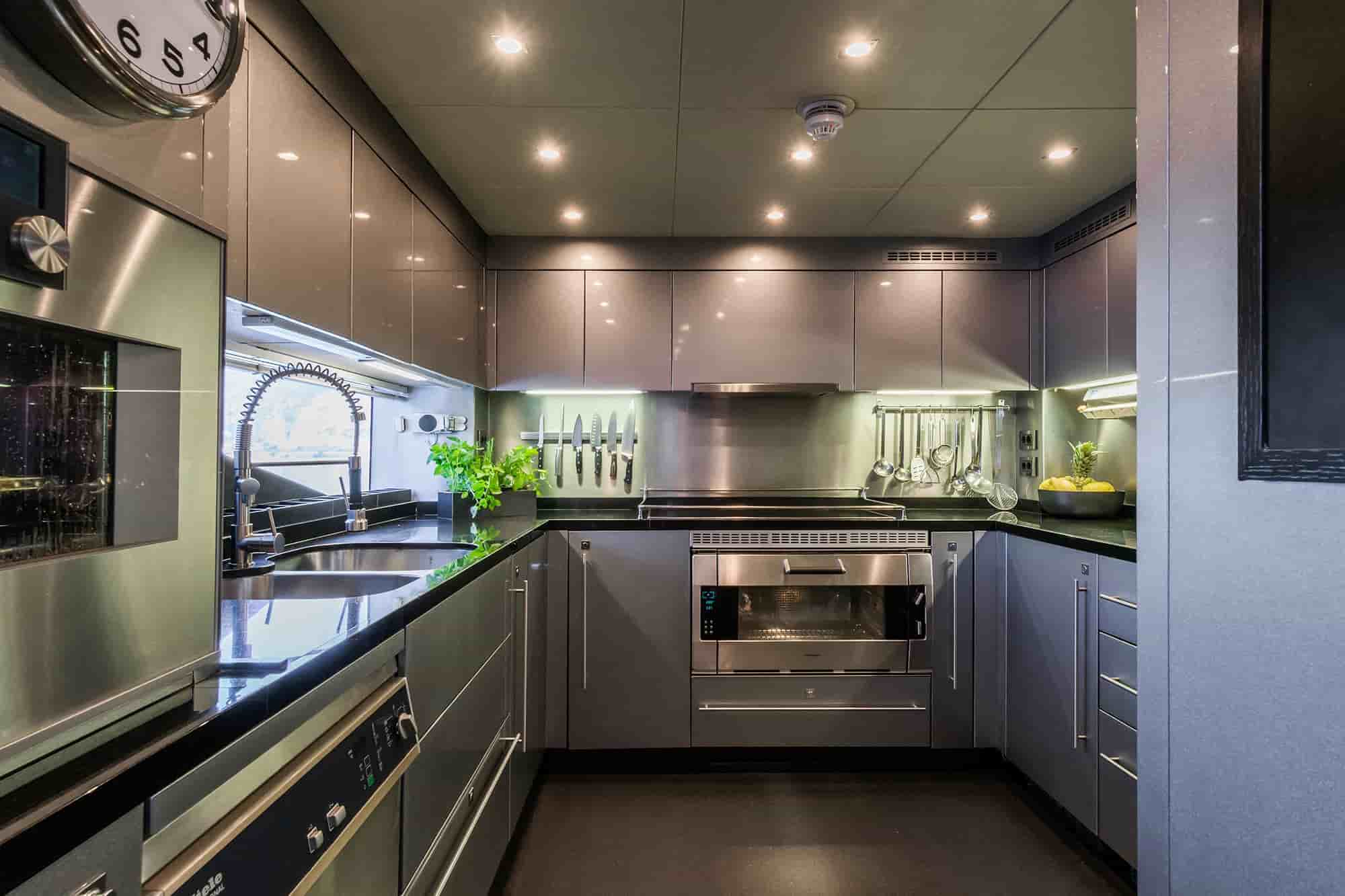 Sunseeker 115 Sport Yacht - View 43