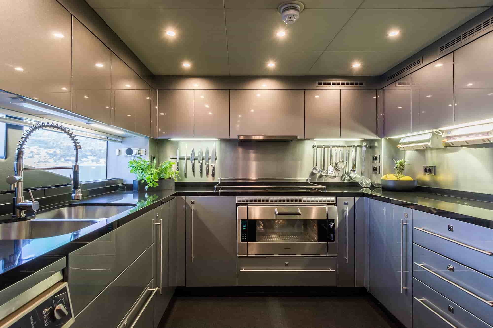 Sunseeker 115 Sport Yacht - View 44