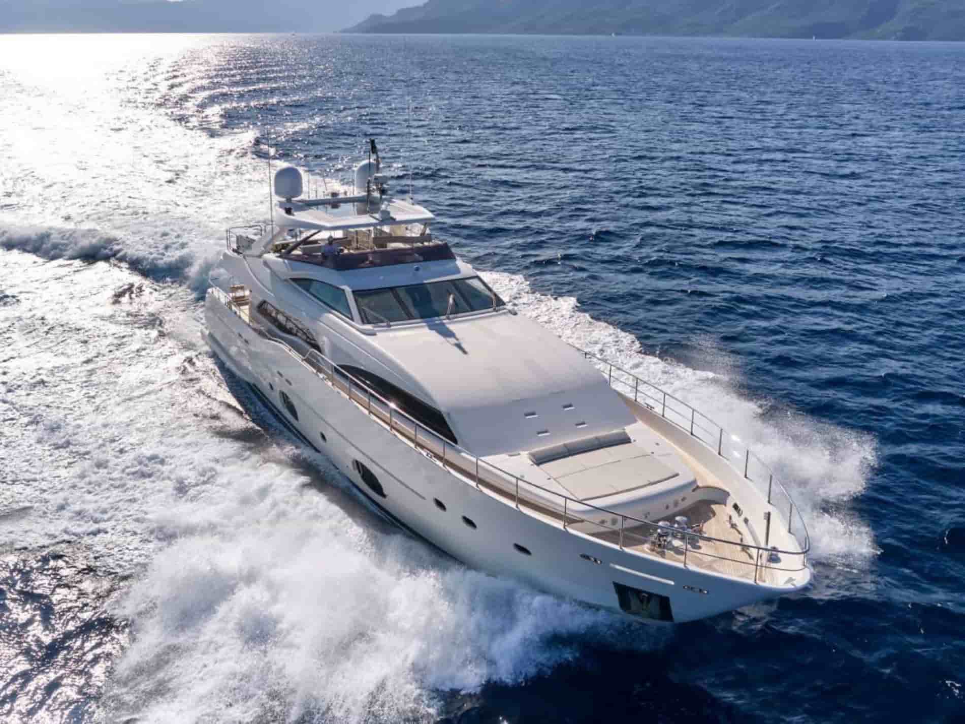Ferretti Custom Line 97 - View 6