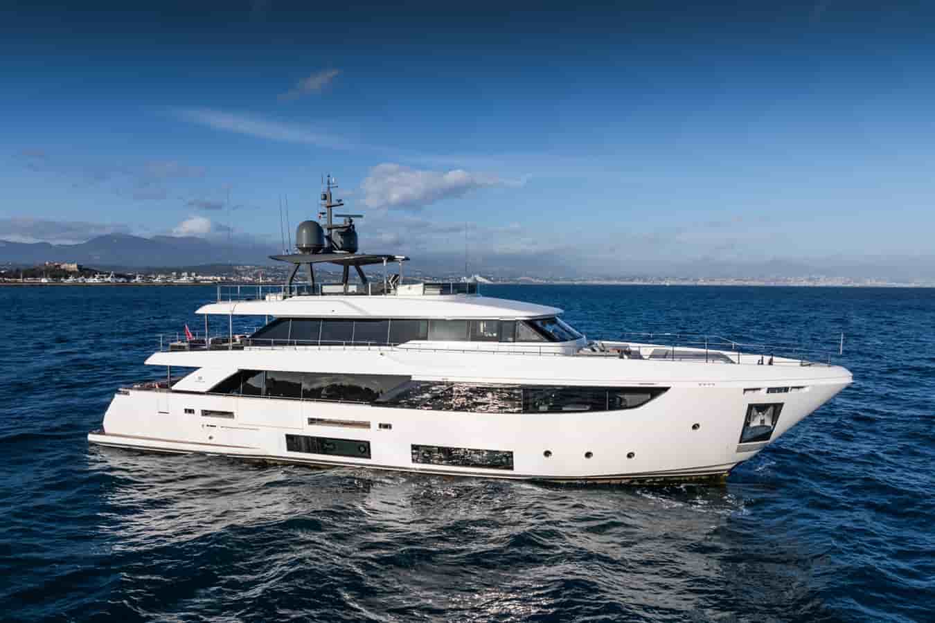 Custom Line Navetta 33 - View 1