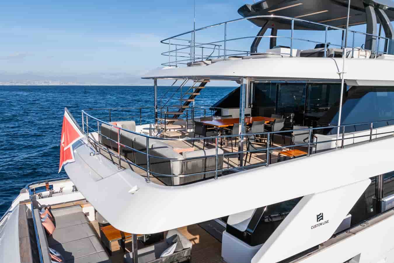 Custom Line Navetta 33 - View 12