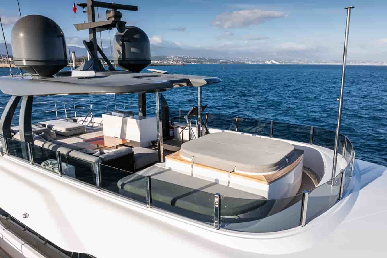 Custom Line Navetta 33 - View 17