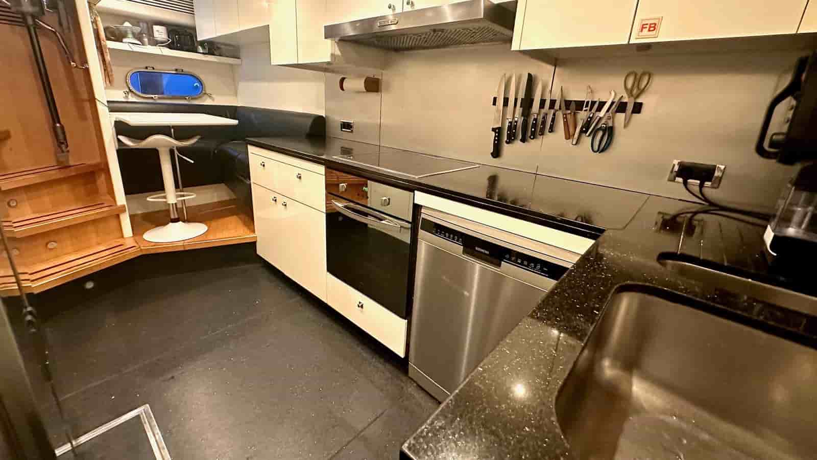 Sunseeker Predator 84 - View 35