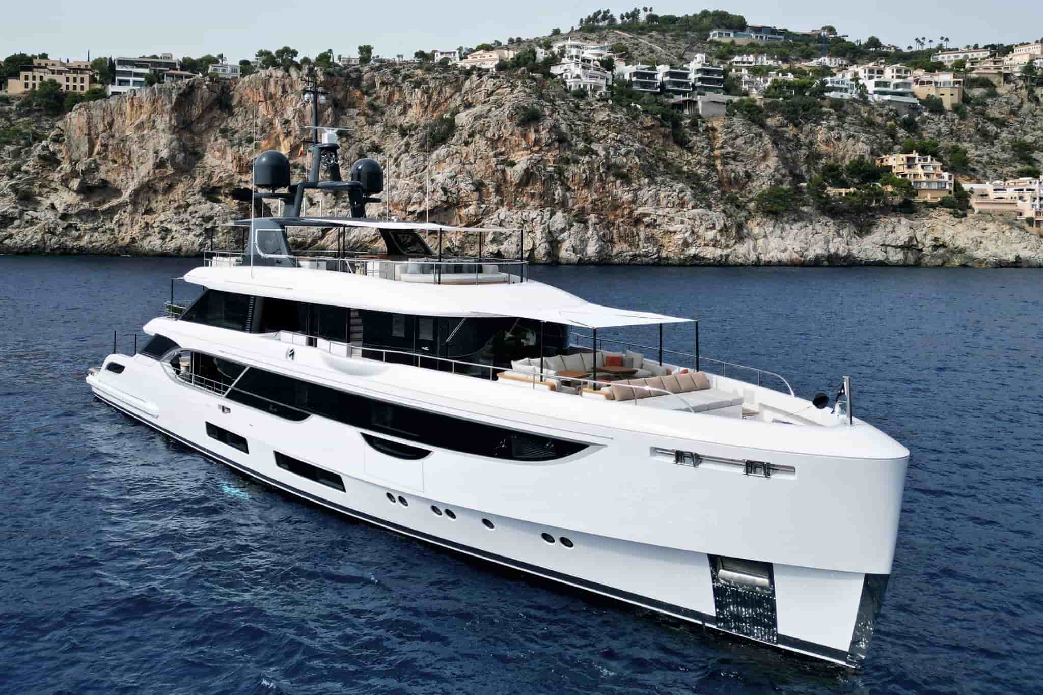 Benetti Oasis 40M - View 3