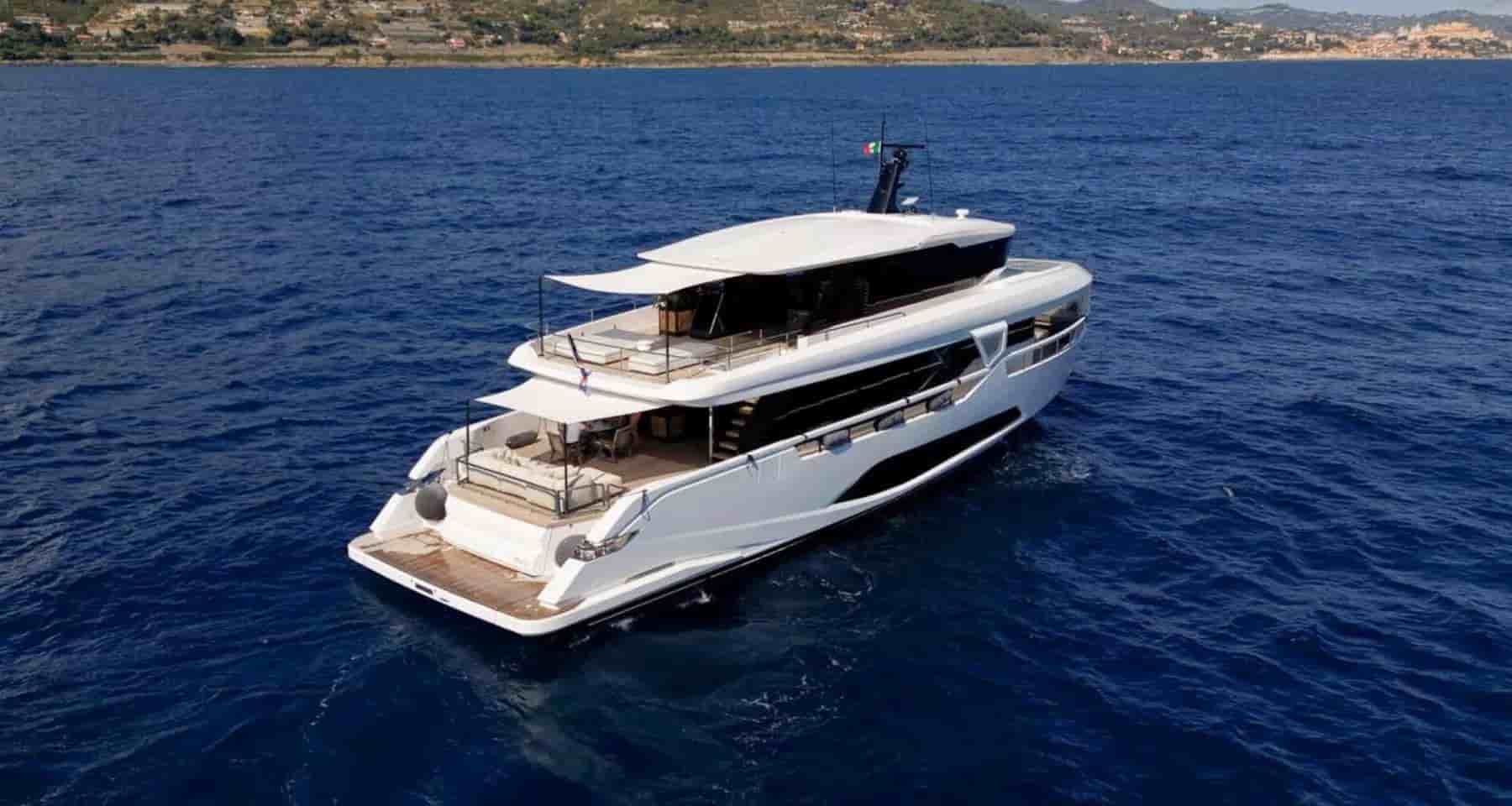 Ferretti Infynito 90 - View 3