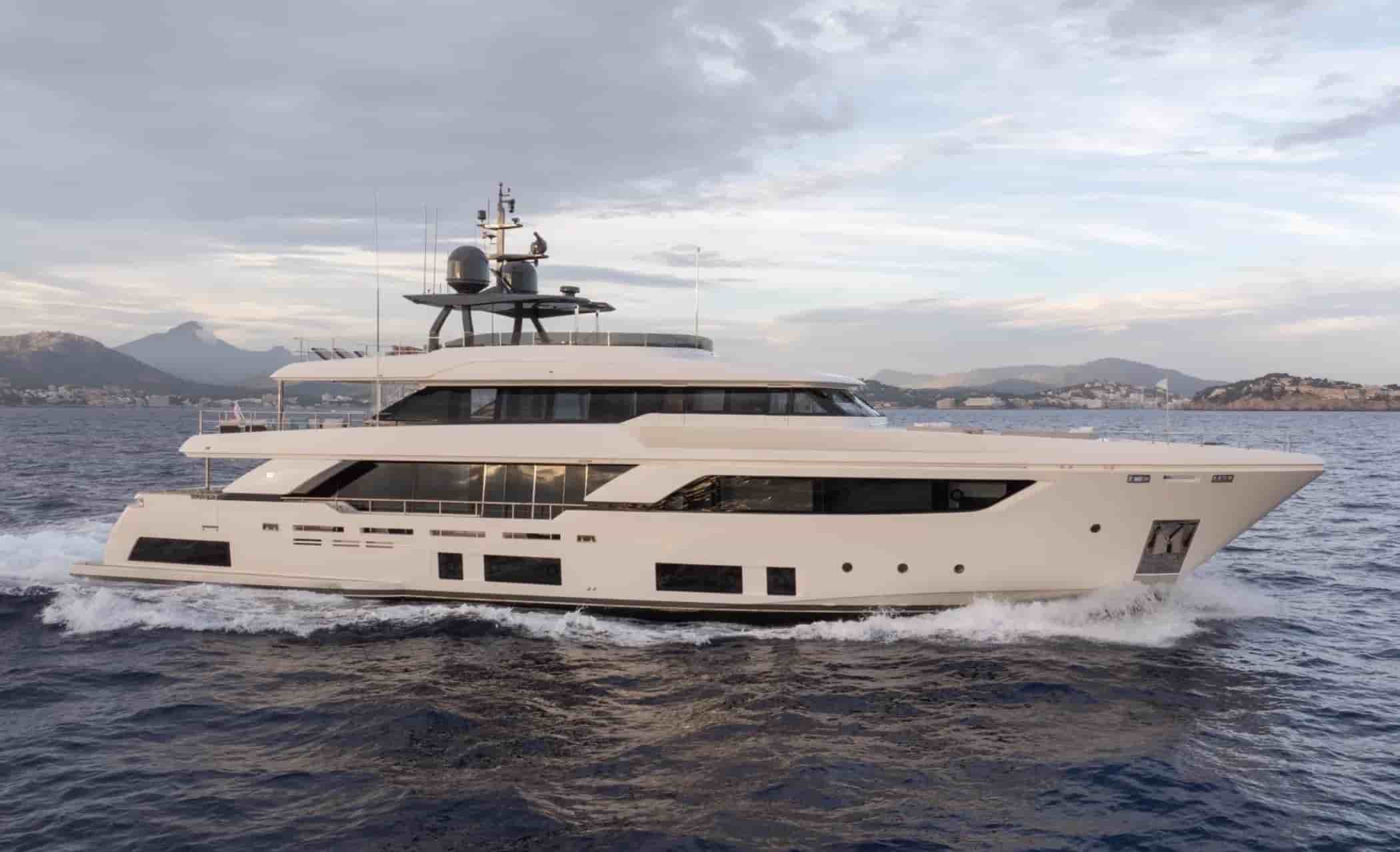Ferretti Custom Line Navetta 37 - View 1