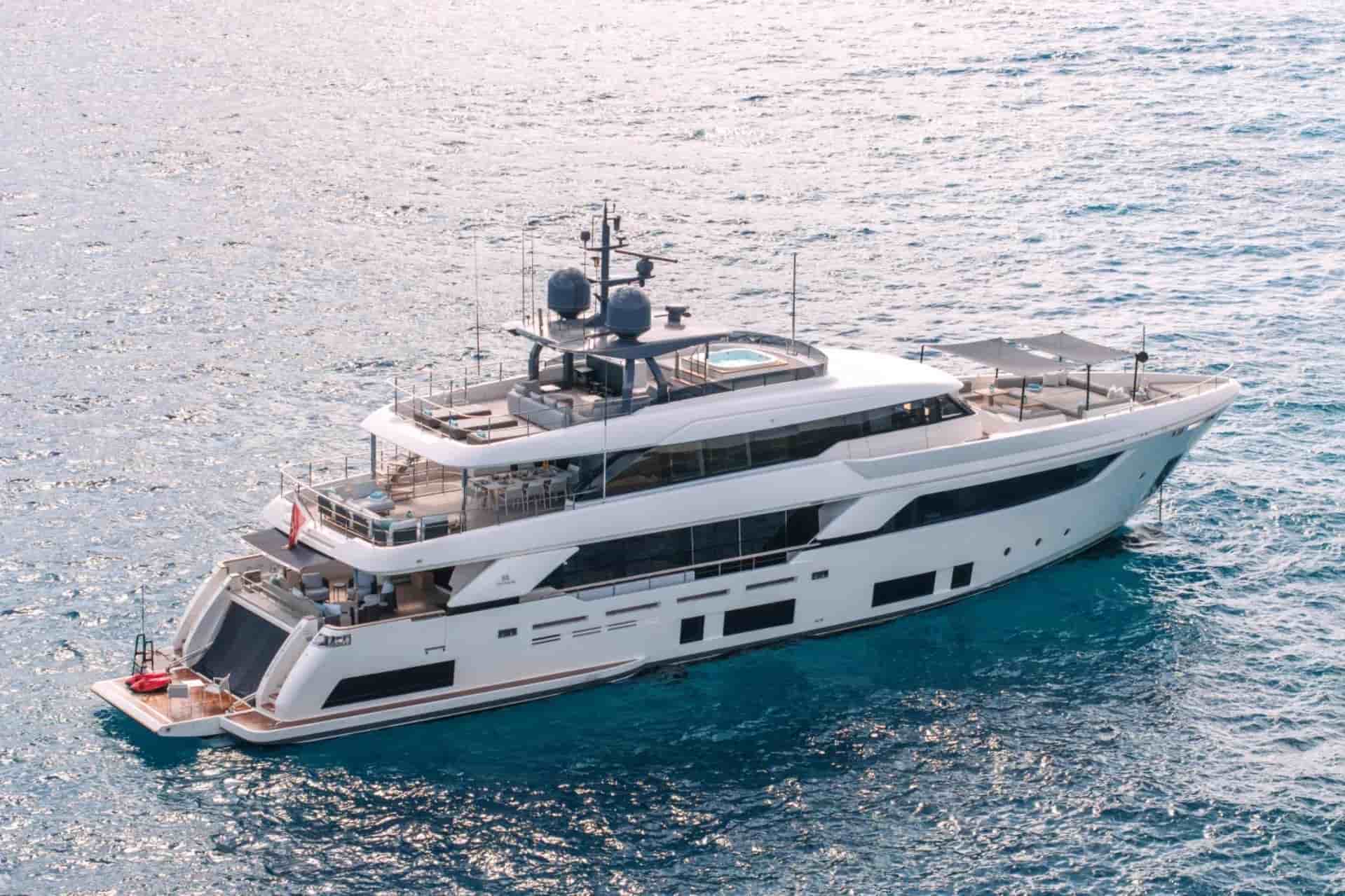 Ferretti Custom Line Navetta 37 - View 3