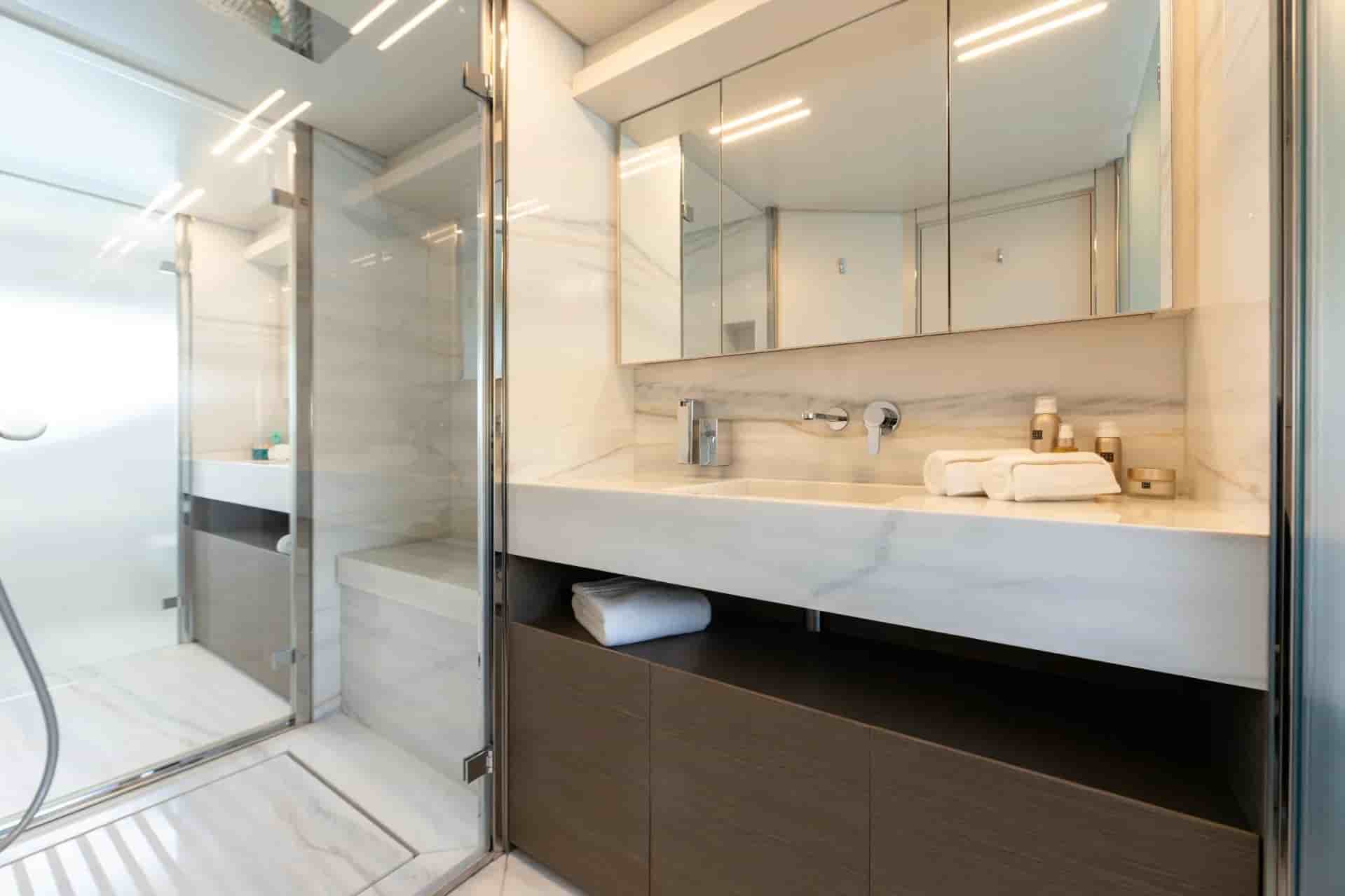 Ferretti Custom Line Navetta 37 - View 50