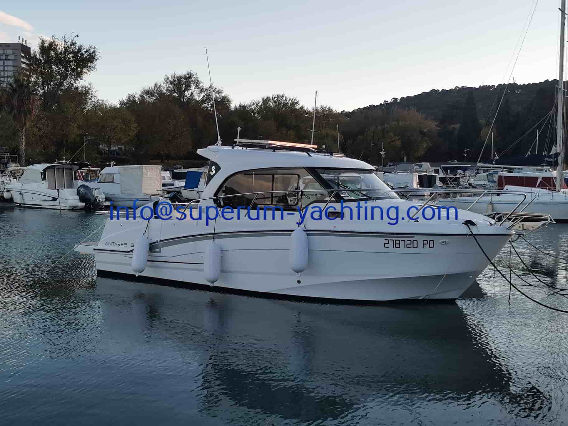 Beneteau Antares 8 - View 2