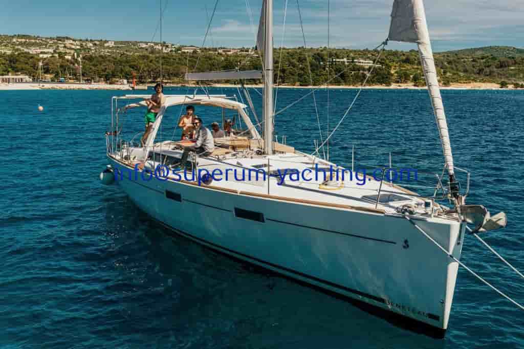 Beneteau Oceanis 45 - View 3