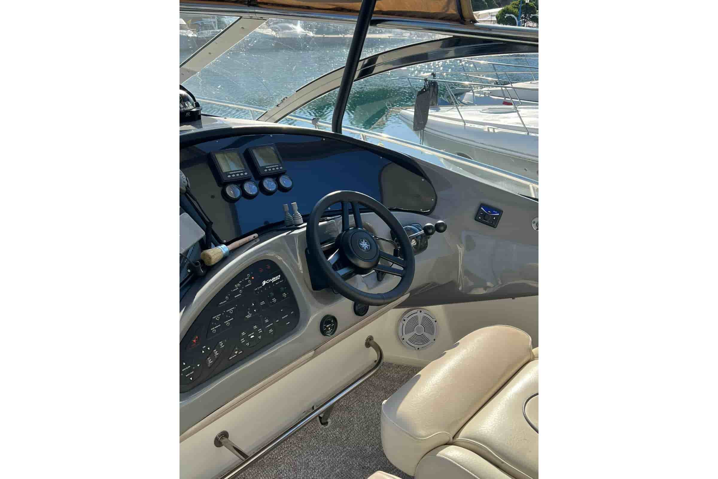 2007 Cruisers Yachts 560 Express - View 8