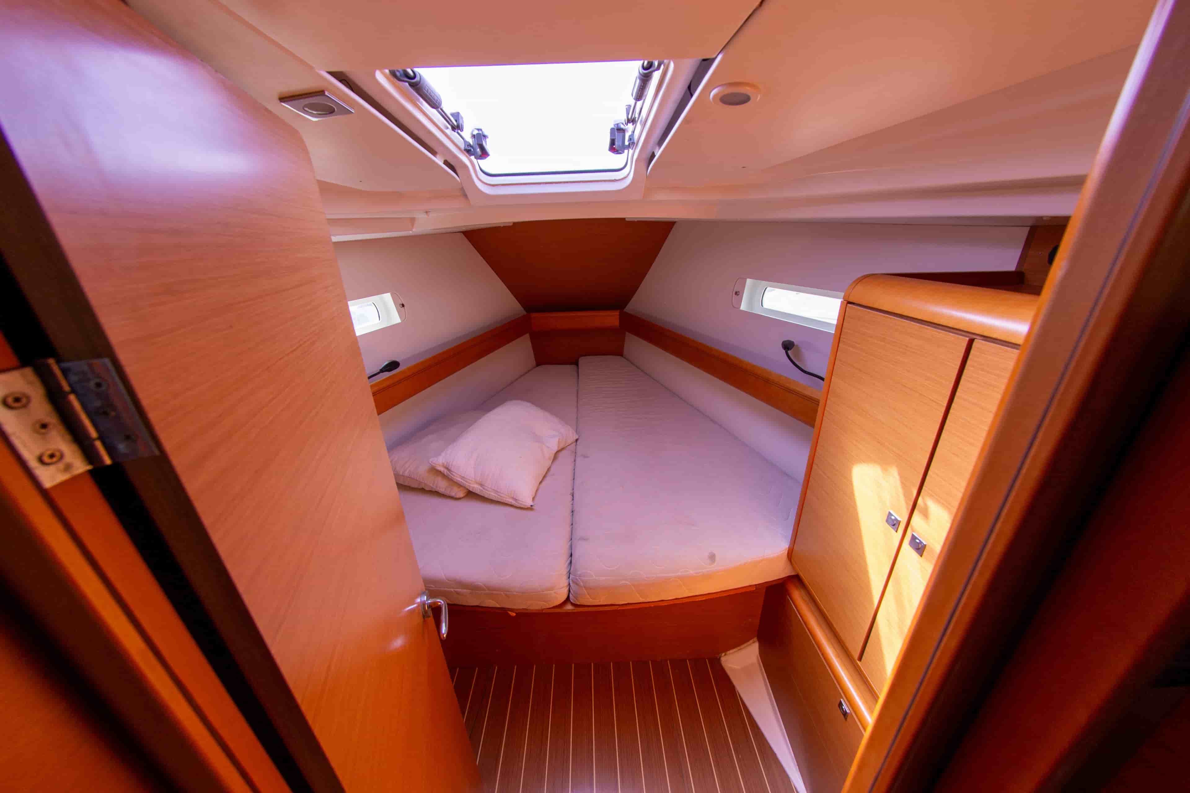 2012 Jeanneau Sun Odyssey 439 - View 11