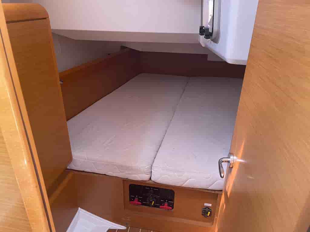 2012 Jeanneau Sun Odyssey 439 - View 13
