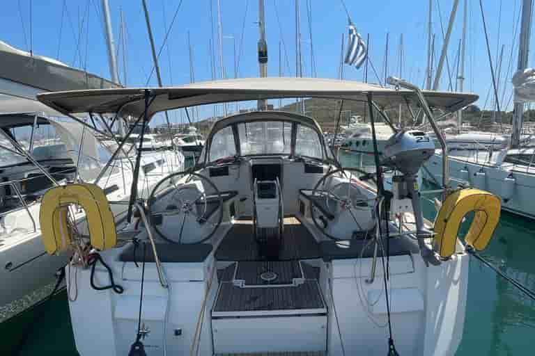 2012 Jeanneau Sun Odyssey 439 - View 2