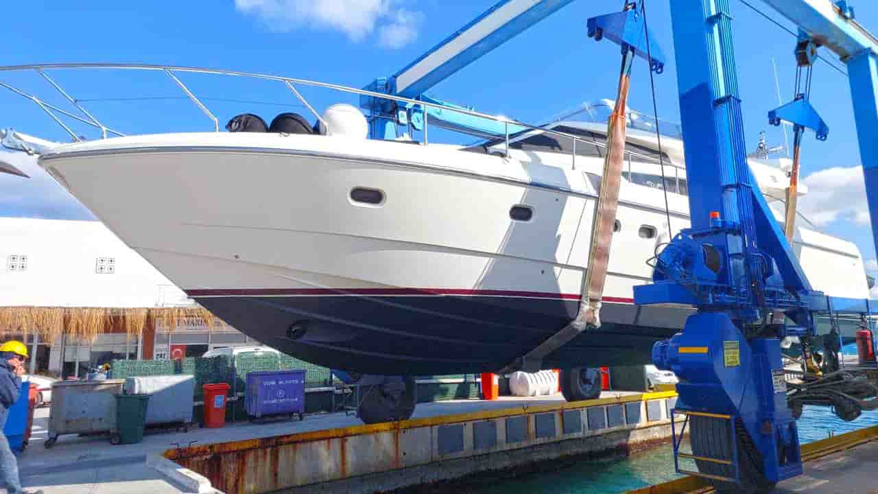 2005 Ferretti Yachts 530 - View 2