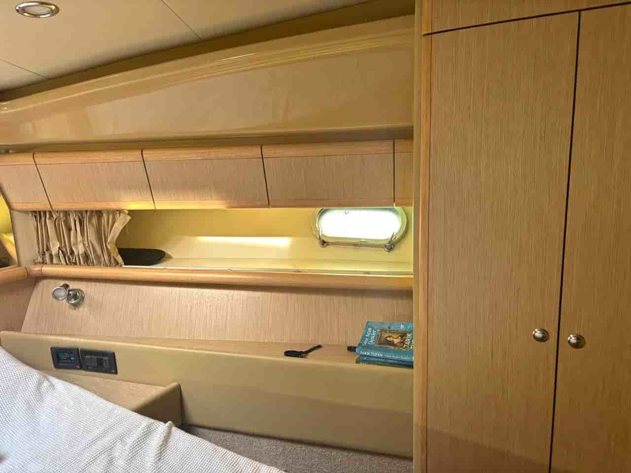 2005 Ferretti Yachts 530 - View 27