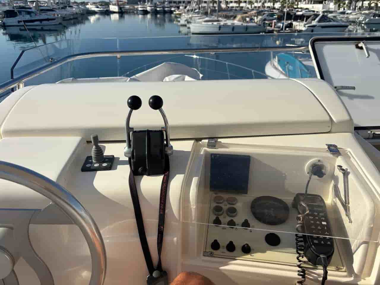 2005 Ferretti Yachts 530 - View 4