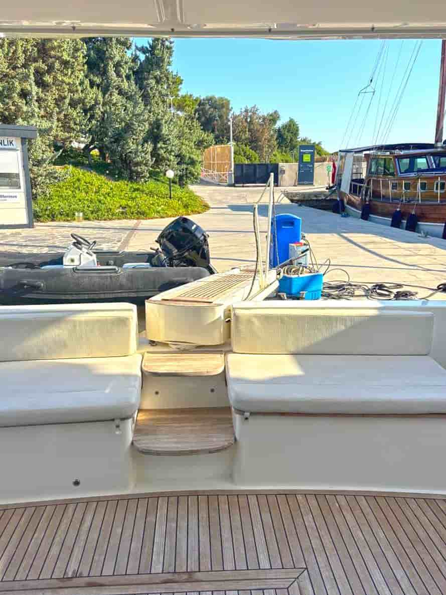 2005 Ferretti Yachts 530 - View 9