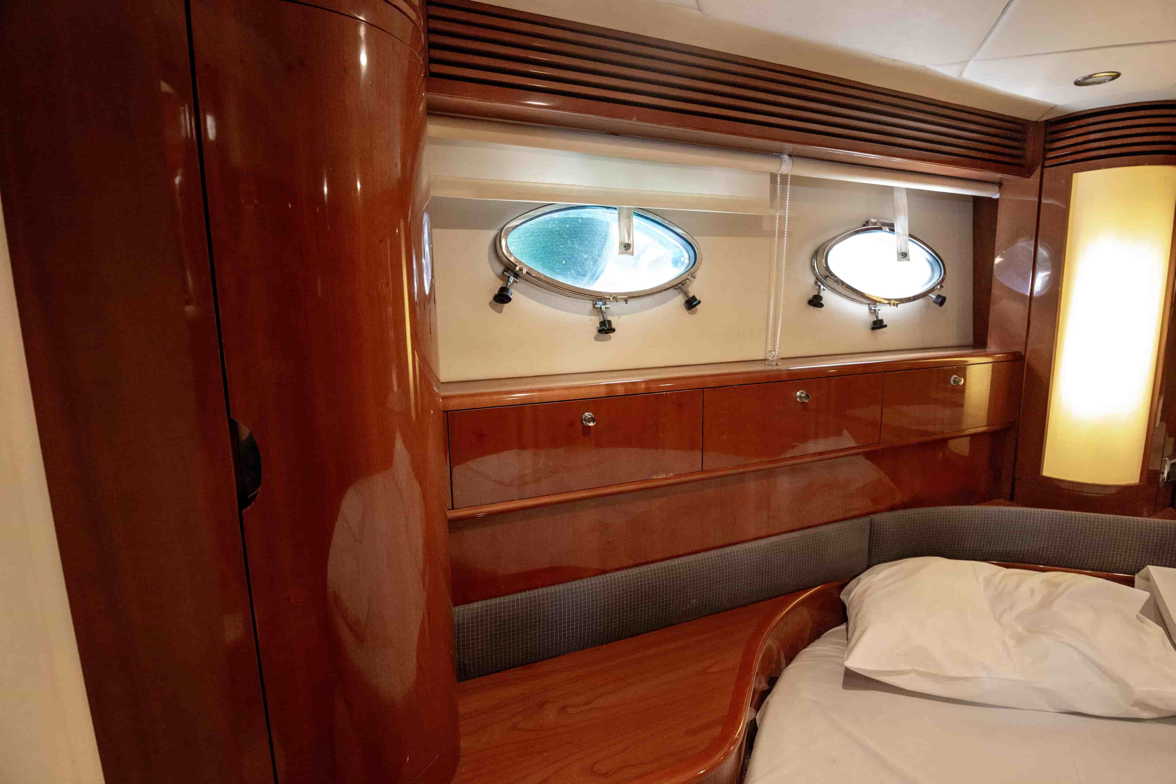 2003 Princess V65 - View 16