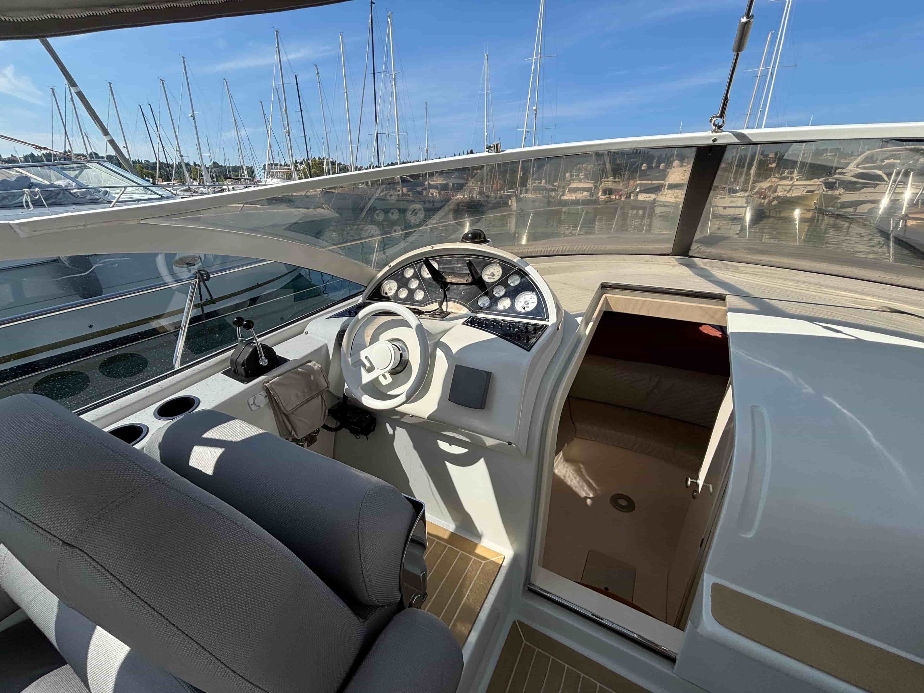 1999 Pershing 37 - View 14