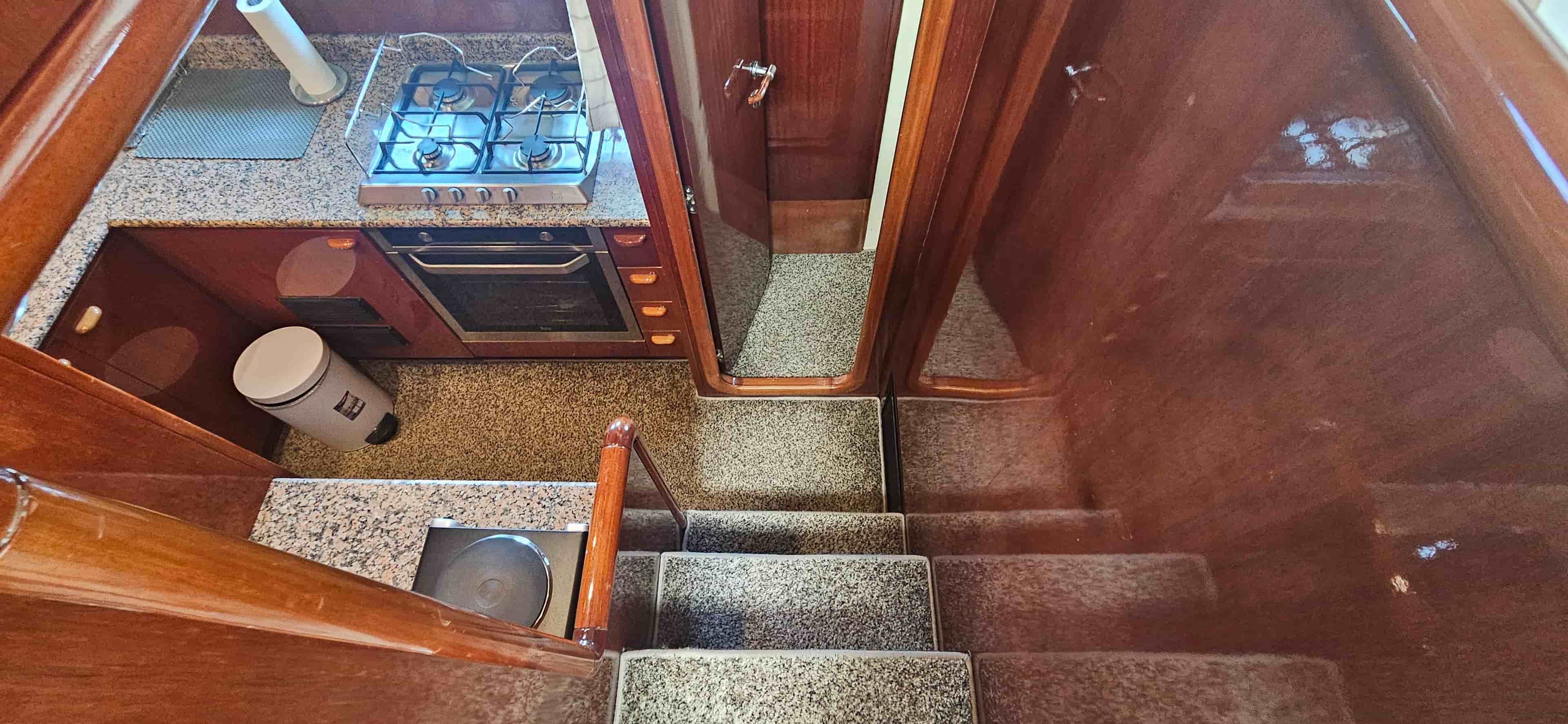 1998 Ferretti Yachts 620 - View 31