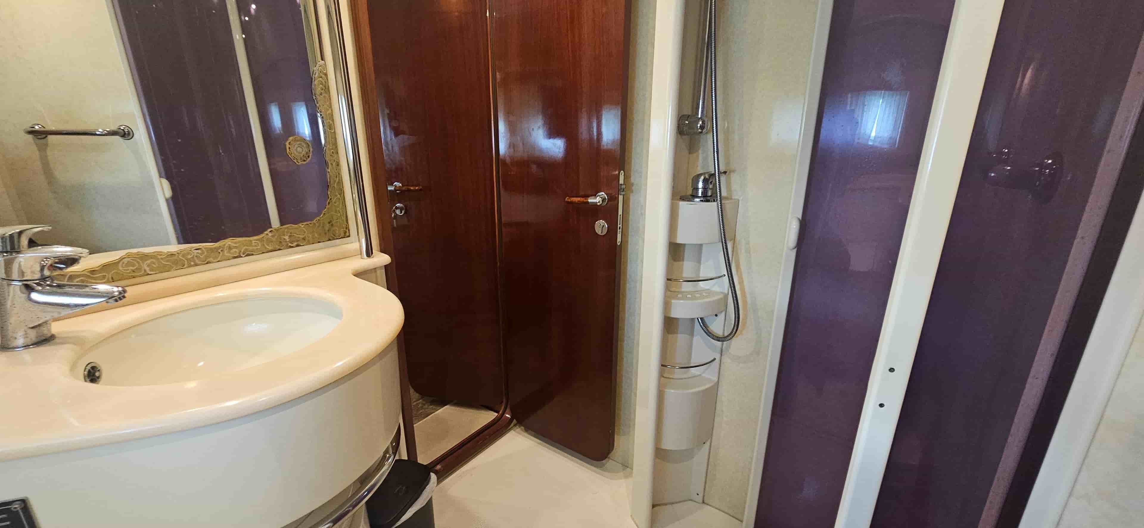 1998 Ferretti Yachts 620 - View 37