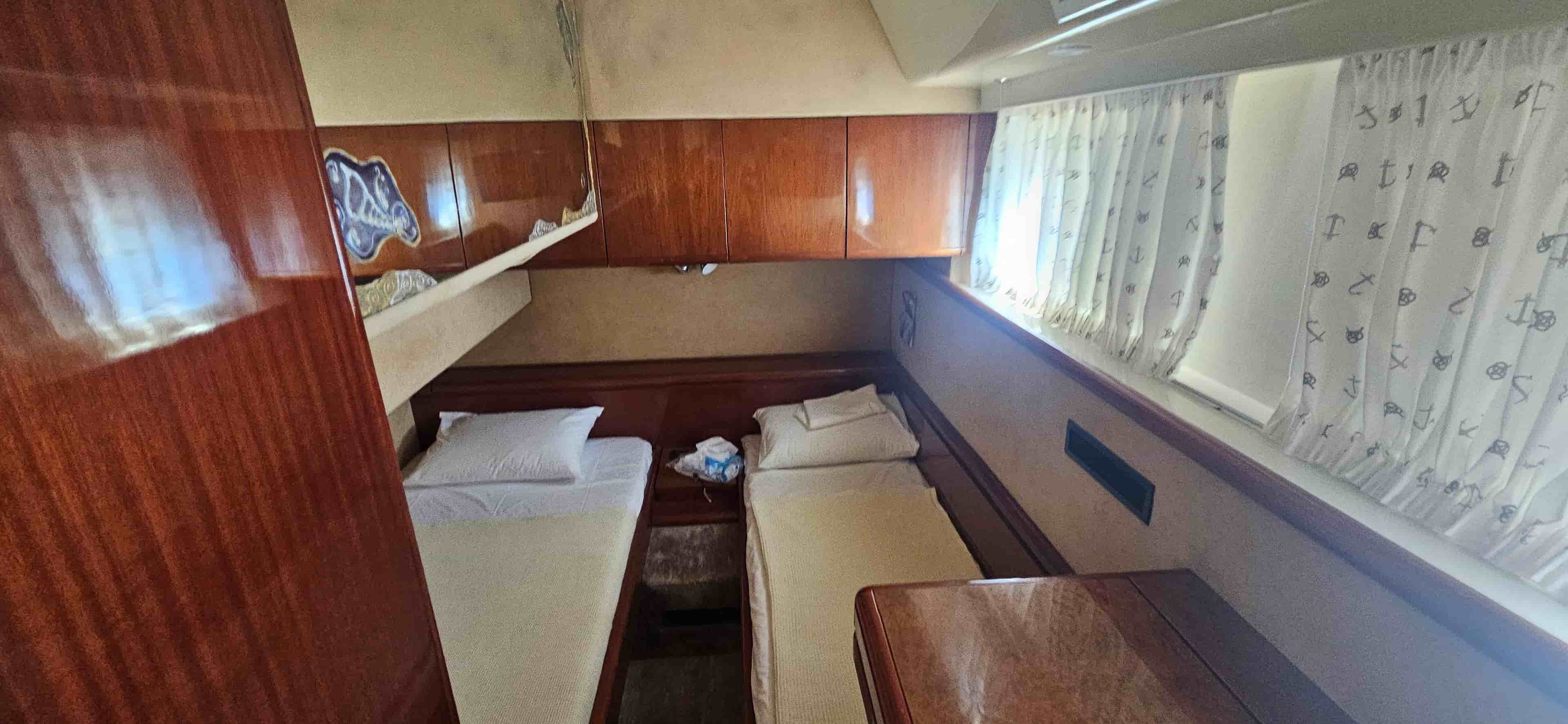 1998 Ferretti Yachts 620 - View 40