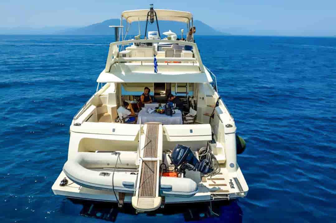 1998 Ferretti Yachts 620 - View 5