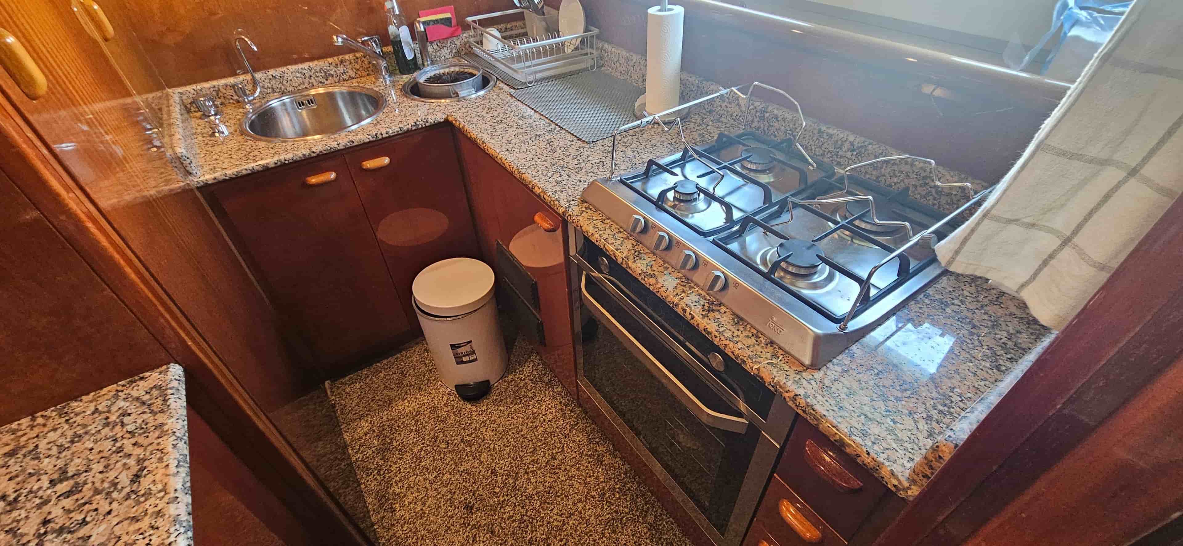 1998 Ferretti Yachts 620 - View 8