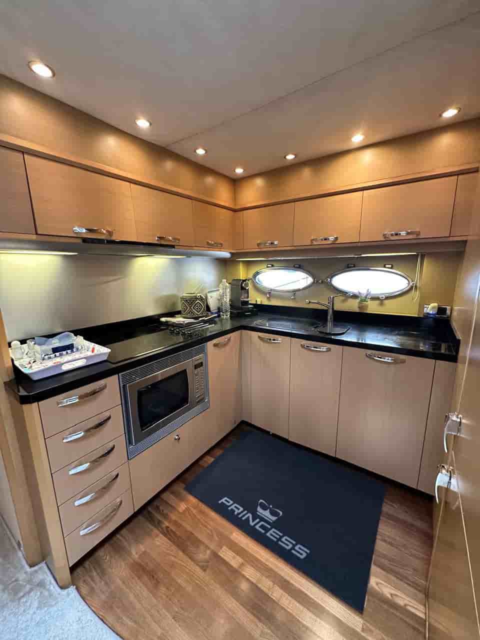 2009 Princess V65 - View 24