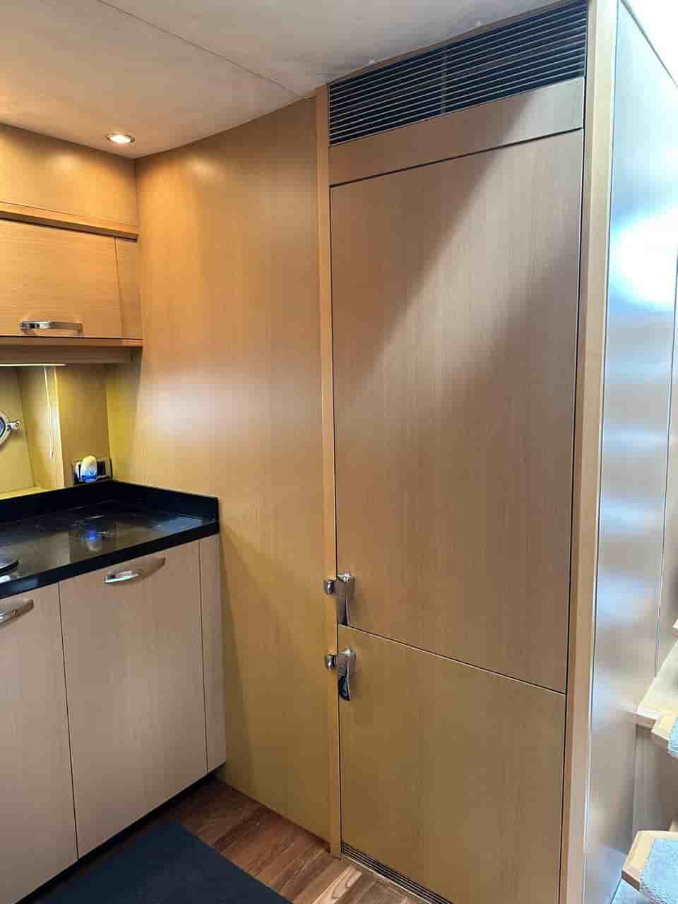 2009 Princess V65 - View 25